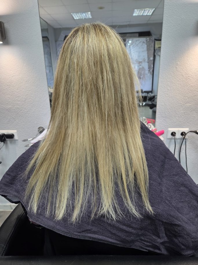 Vorher: blondes Haar vor der Haarverlängerung und Haarverdichtung bei Friseur Winterberg in Bonn-Brüser Berg