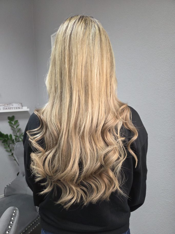 Nachher: langes blondes Haar nach Haarverlängerung und Haarverdichtung bei Friseur Winterberg in Bonn-Brüser Berg Inh. Elke Kolz