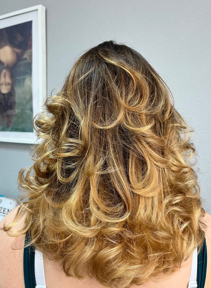 Nachher: balayagiertes blondes Haar mit weichen Farbverläufen und Locken bei Friseur Winterberg in Bonn-Brüser Berg Inh. Elke Kolz