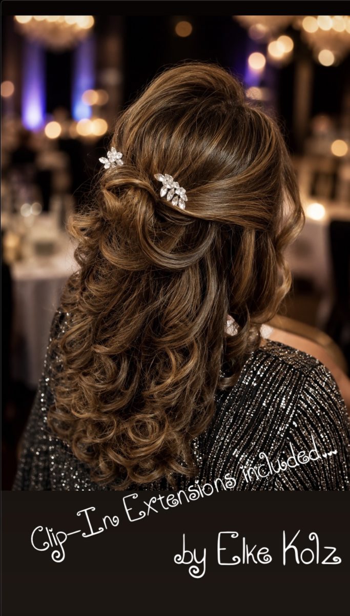 Eventfrisur mit Clip-in-Extensions Eventfrisur mit Clip-in-Extensions und Haarschmuck – Rückansicht.
